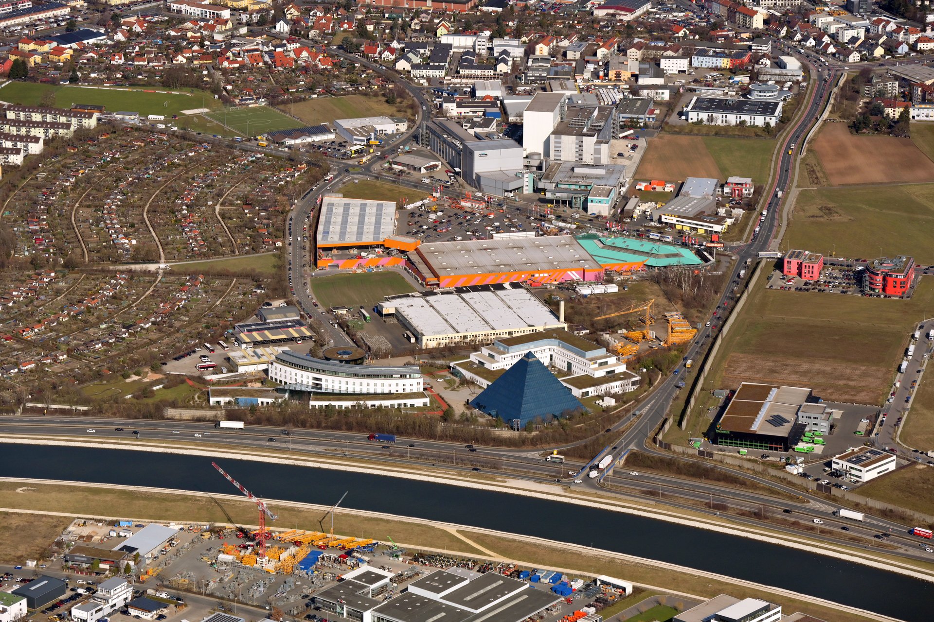 Luftbild des Gewerbegebiets an der Pyramide