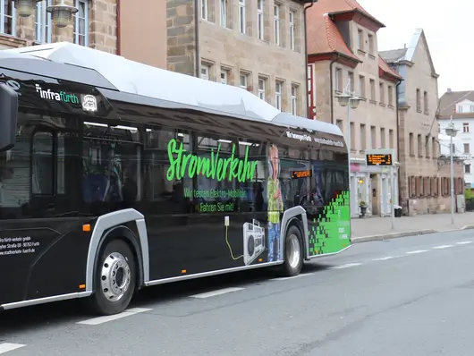 E-Bus hält an Haltestelle Rathaus; Klick öffnet Bild in größerer Darstellung