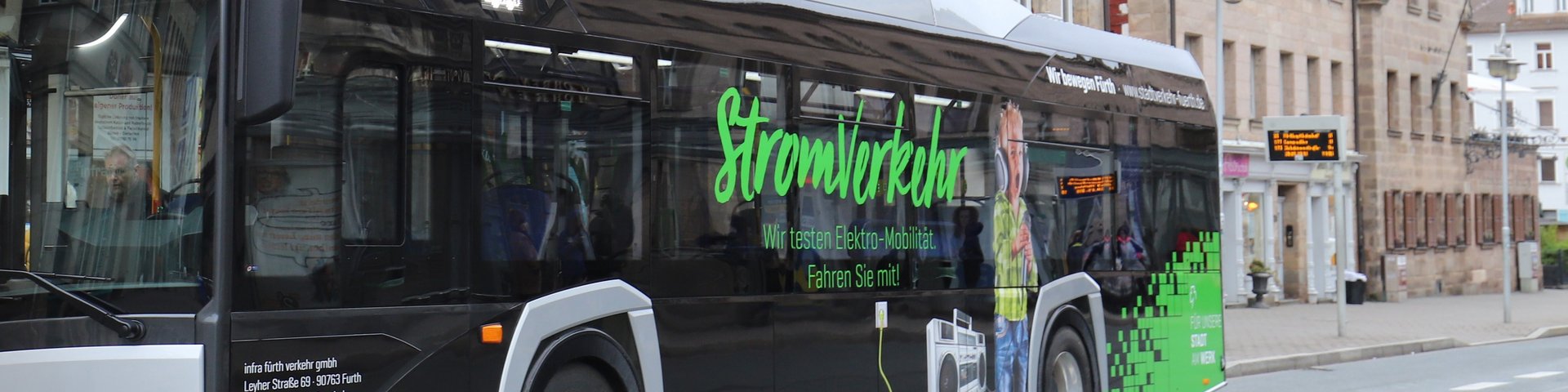 E-Bus hält an der Bushaltestelle Rathaus 