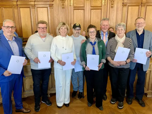 Auf dem Bild ist die Gruppe der Ehrenbrief-Emfpänger im großen Rathaus-Saal zusammen mit Oberbürgermeister Thomas Jung zu sehen. Klick öffnet Bild in größerer Ansicht.