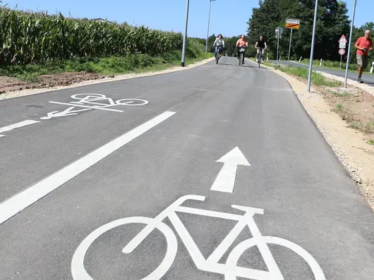 Fahrradmarkierung auf einem Radweg