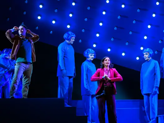 (R)Evolution Stadttheater Fürth In blaues Licht getauchte Schauspielerinnen und Schauspieler. Klick öffnet Veranstaltungshinweis.