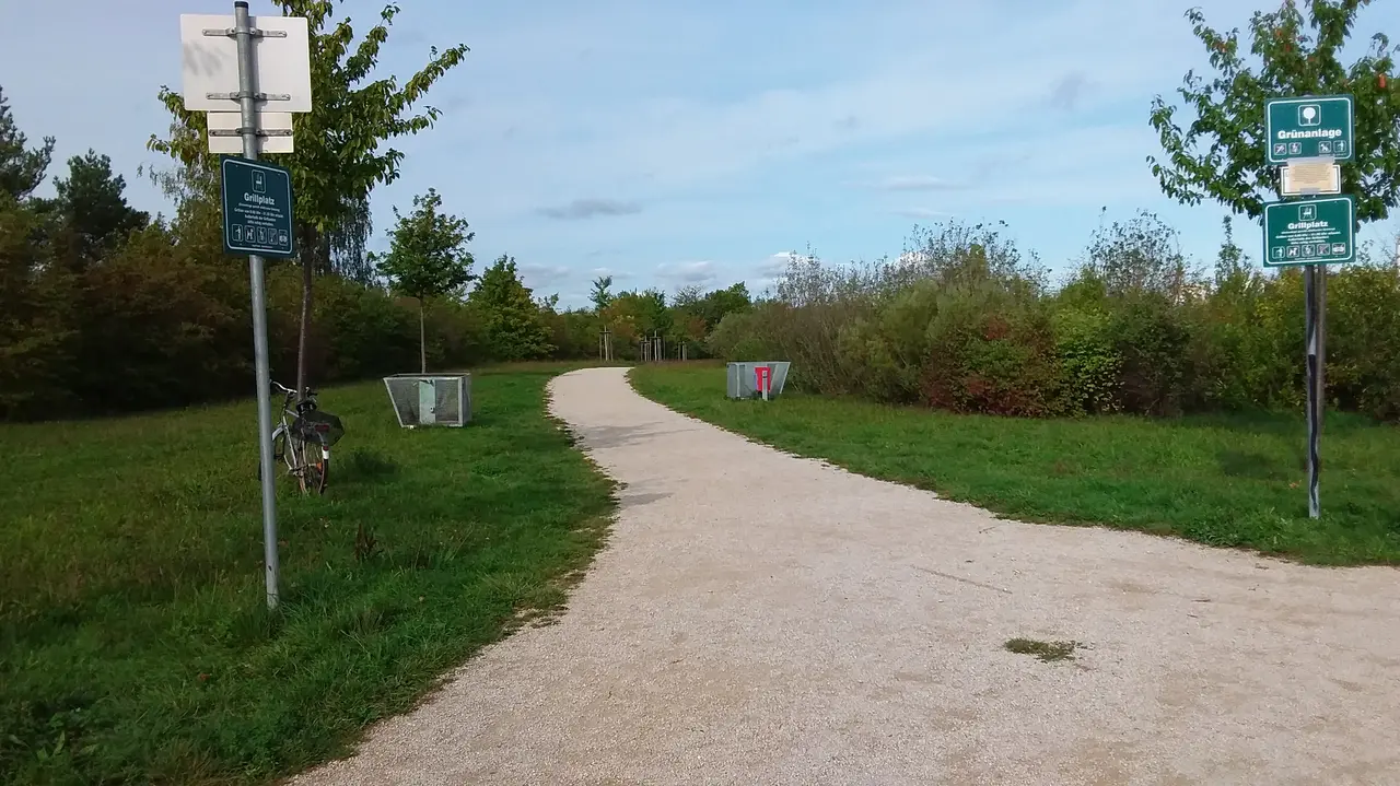 Grillplatz und Entsorgungsbehälter auf der Hardhöhe