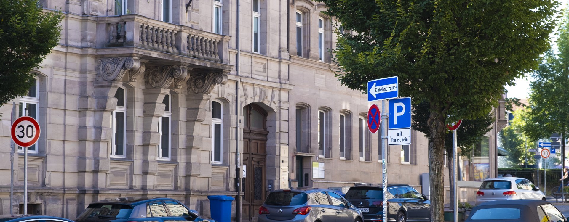 Autos parken entlang der Friedrichstraße