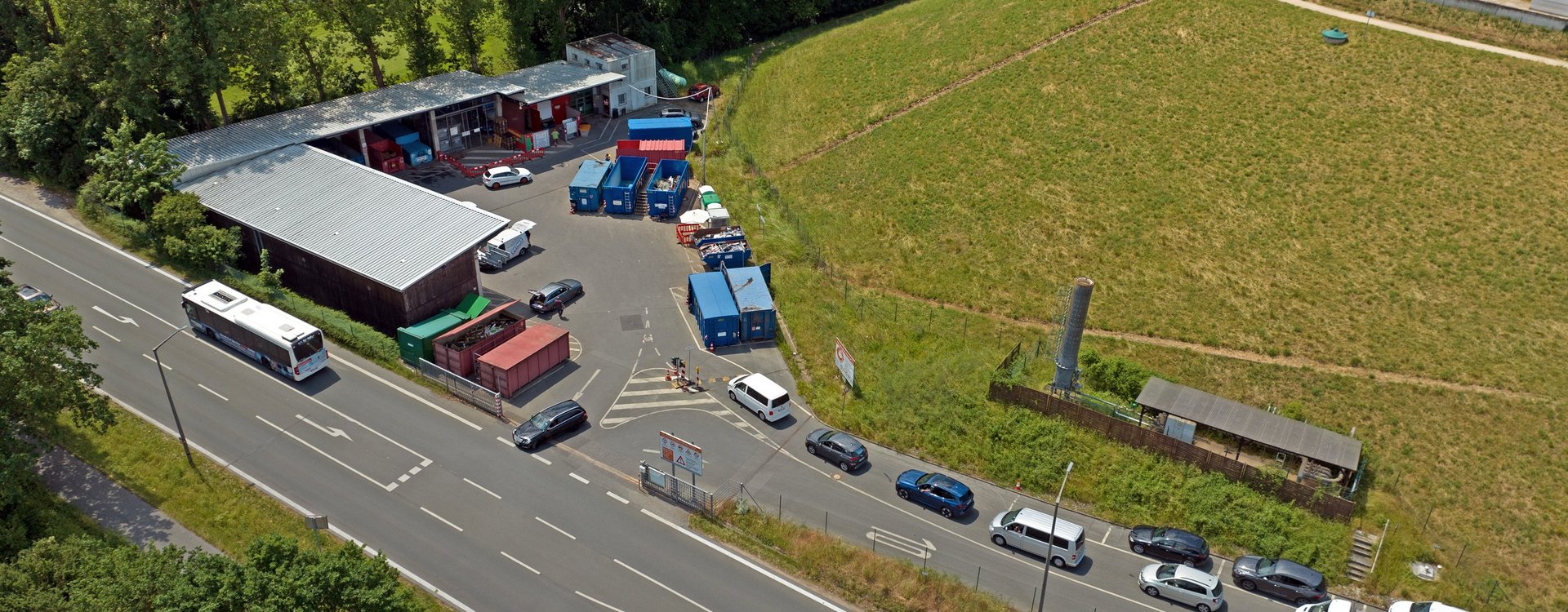 Luftaufnahme vom Recyclinghof Atzenhof mit wartenden Autos