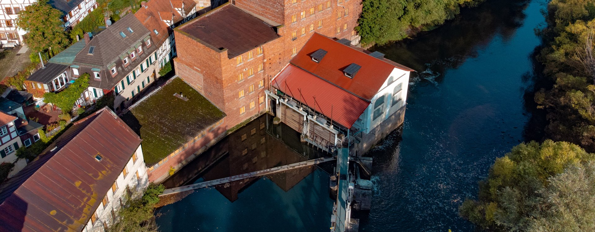 Luftaufnahme der Rednitz mit Ziegelsteingebäude (ehemaliges Wasserwerk)