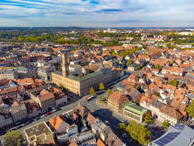 Luftaufnahme vom Stadtkern und dem Fürther Rathaus; Klick zeigt Bild in größerer Darstellung.