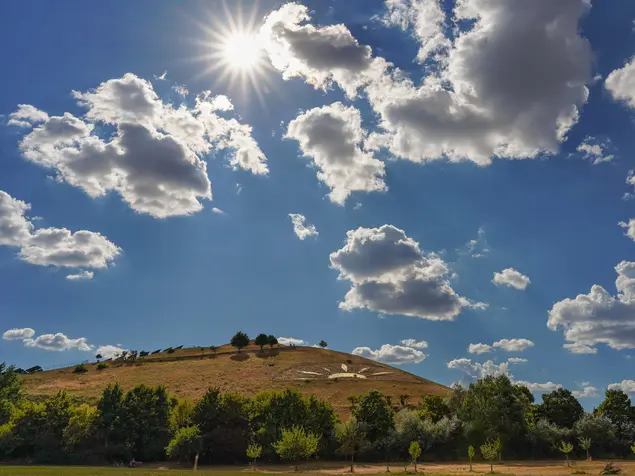 Sonne und Wolken über dem Fürther Solarberg