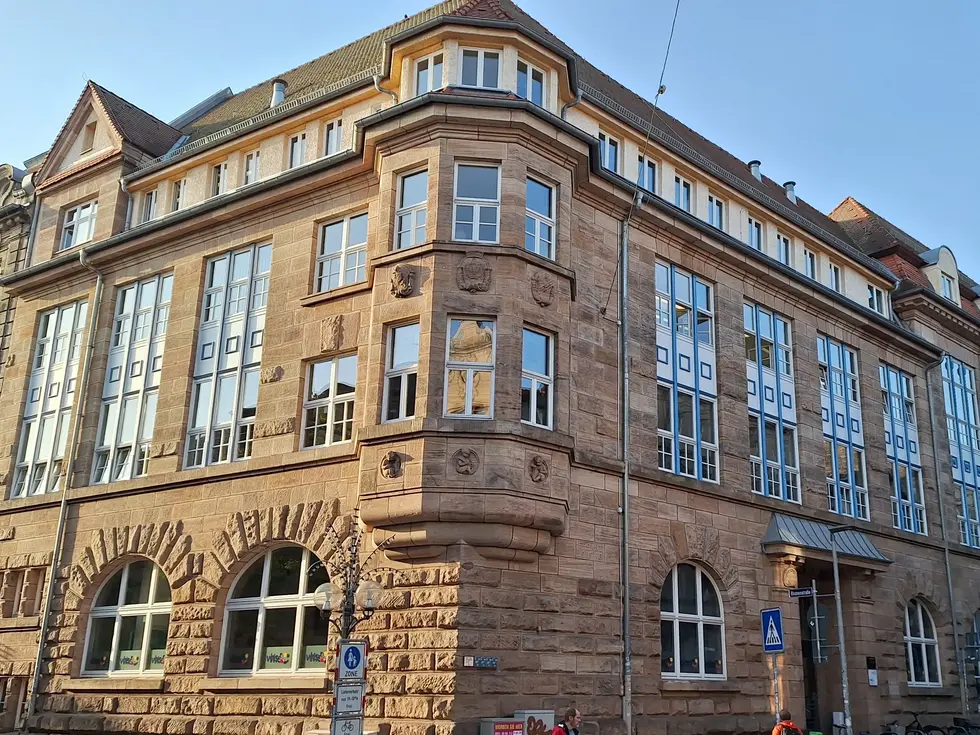 Das markante Eckgebäude der Volkshochschule in der Innenstadt, Hirschenstaße