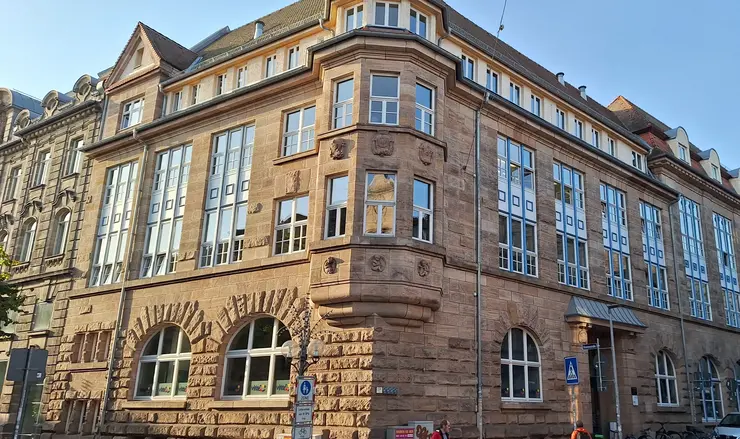 Das markante Eckgebäude der Volkshochschule in der Innenstadt, Hirschenstaße