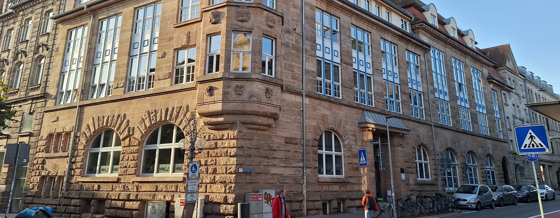 Das markante Eckgebäude der Volkshochschule in der Innenstadt, Hirschenstaße