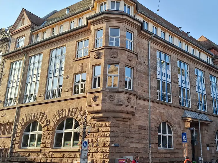 Das markante Eckgebäude der Volkshochschule in der Innenstadt, Hirschenstaße