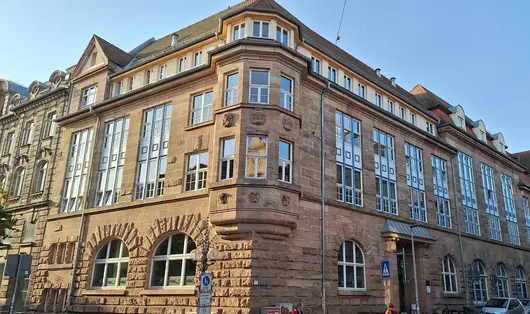 Das markante Eckgebäude der Volkshochschule in der Innenstadt, Hirschenstaße