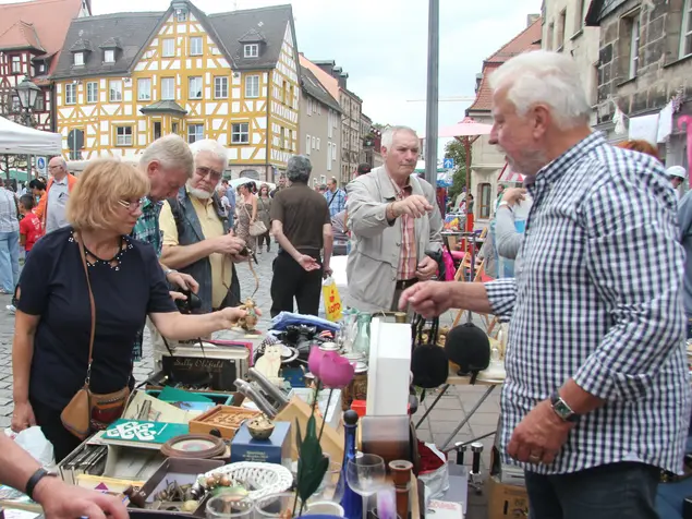 Szene aus dem Grafflmarkt an einem Stand mit Schallplatten und Dekorationsartikeln. Klick auf Bild öffnet Bildergalerie.