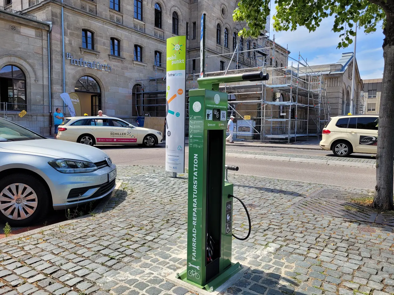 Am Mobilpunkt Hauptbahnhof auf dem Bahnhofplatz steht eine Reparaturstation mit Werkzeugen