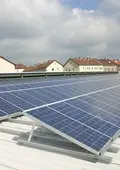 Montierte Solarpanele auf einem Flachdach