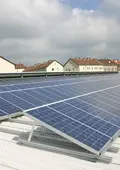 Montierte Solarpanele auf einem Flachdach