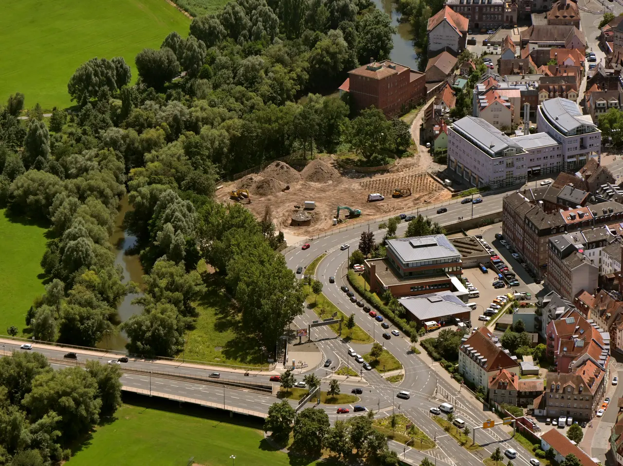 Baustelle HSG und Henri-Dunant-Straße aus der Luft, rechts oben Sozialrathaus