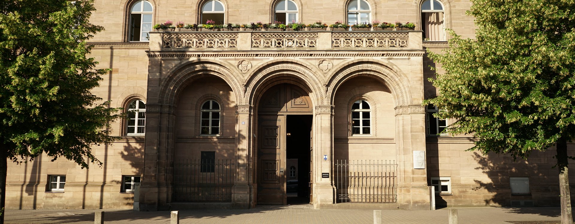 Eingang zum Fürther Rathaus von der Königstraße aus