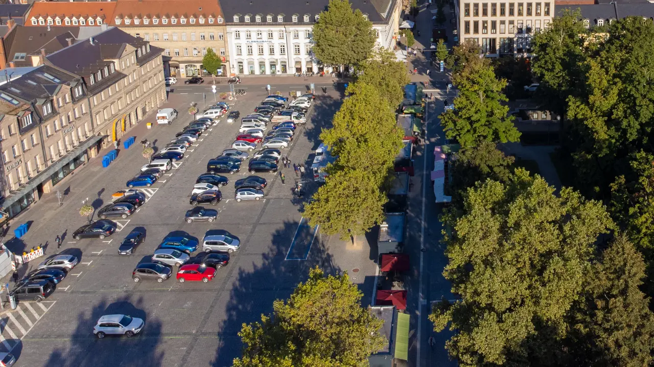 Luftaufnahme von der Fürther Freiheit mit parkenden Autos neben dem Fürther Markt