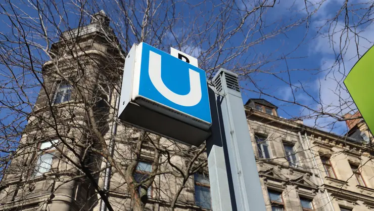 Eine U-Bahn-Schild vor einer historischen Fassade in der Fürther Altstadt