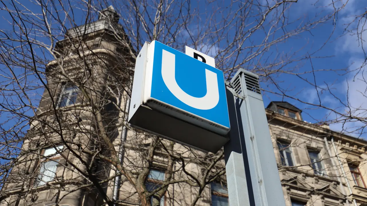 Eine U-Bahn-Schild vor einer historischen Fassade in der Fürther Altstadt