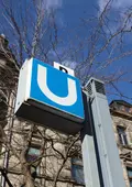 Eine U-Bahn-Schild vor einer historischen Fassade in der Fürther Altstadt