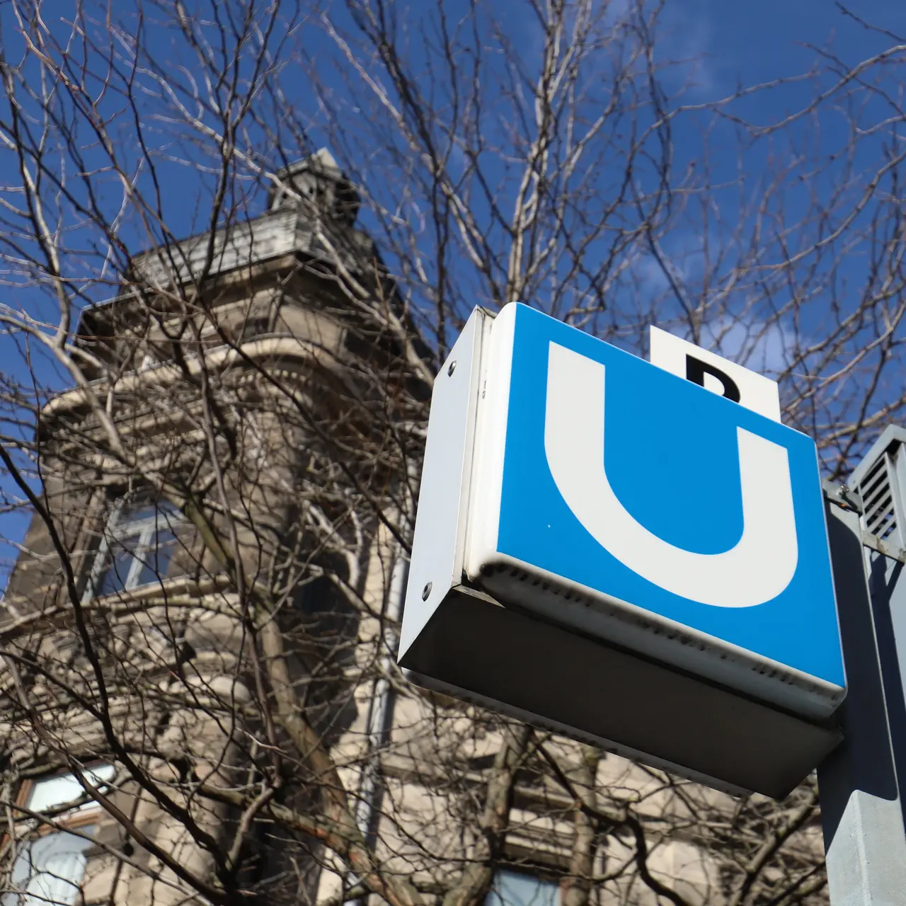 Eine U-Bahn-Schild vor einer historischen Fassade in der Fürther Altstadt