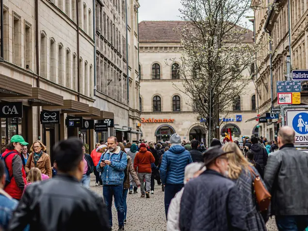 Die belebte Rudolf-Breitscheid-Straße mit zahlreichen Geschäften.