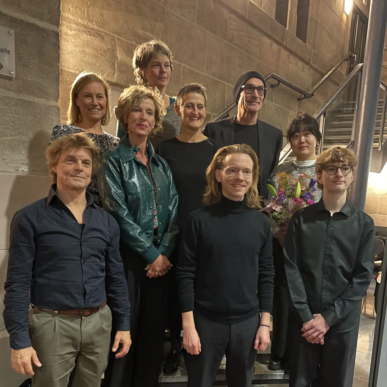 Gruppenbild der Preisträgerinnen und Preisträger im Foyer des Kulturforums