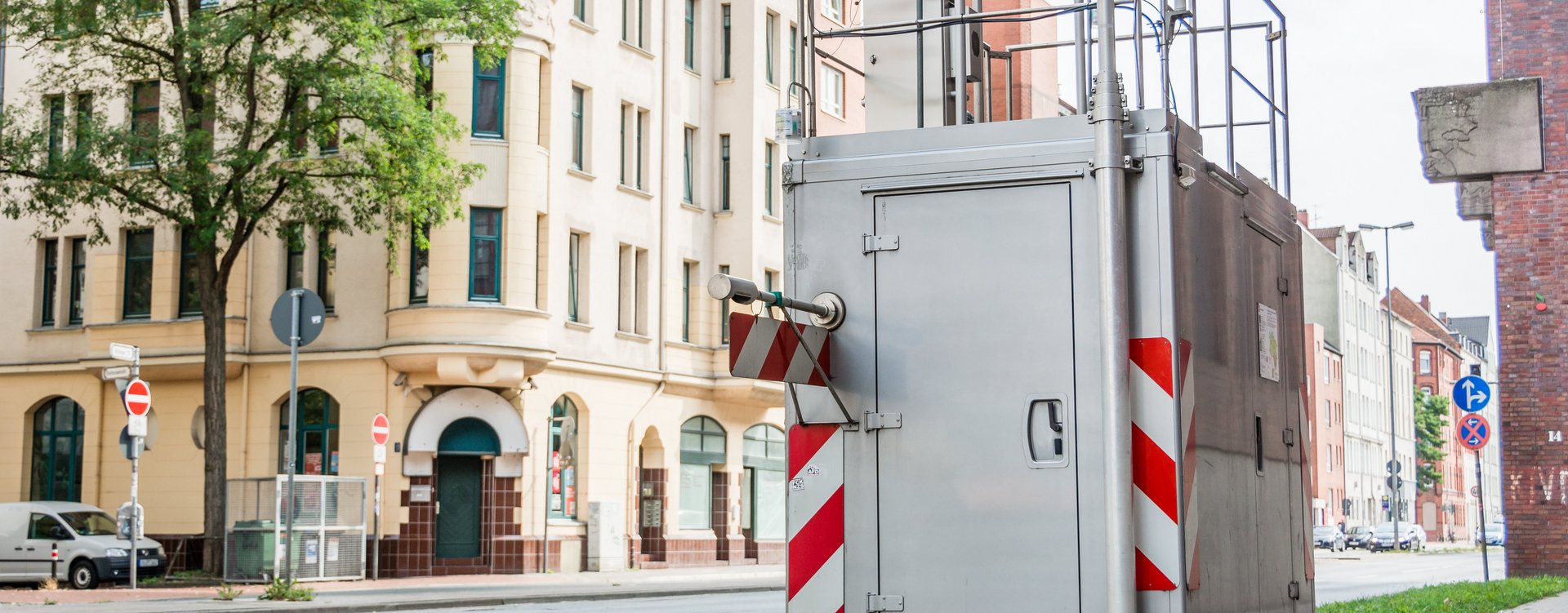 Messanlage zur Messung von Feinstabu neben Verkehrsstraße