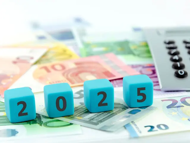 Geld und Taschenrechner mit der Jahreszahl 2025