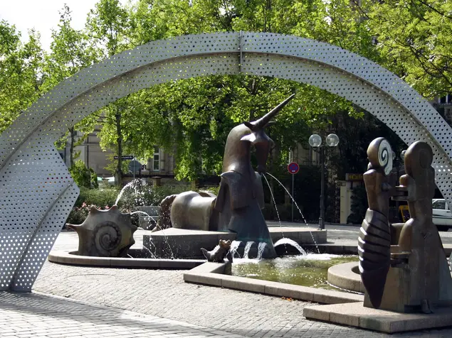 Der Paradiesbrunnen an der Fürther Freiheit mit Metallfiguren, unter anderem einem Einhorn und einem Regenbogen.