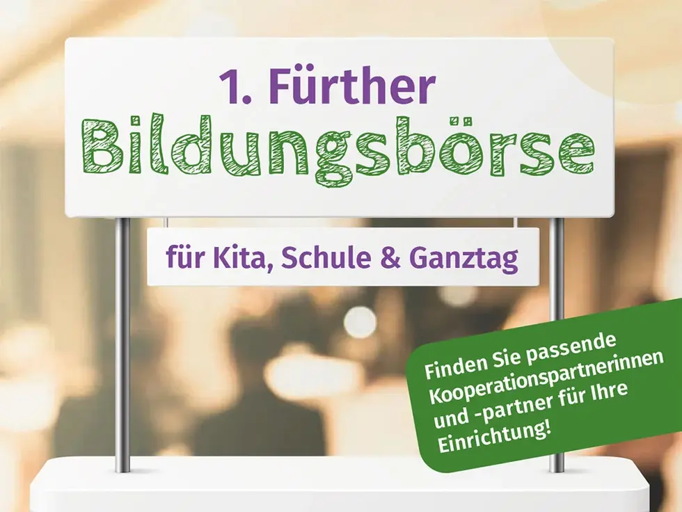 Stand mit dem Schriftzug "1. Fürther Bildungsbörse für Kita, Schule & Ganztag. Finden Sie passende Kooperationspartnerinnen und -partner für Ihre Einrichtung!". Klick öffnet Bild in größerer Ansicht.