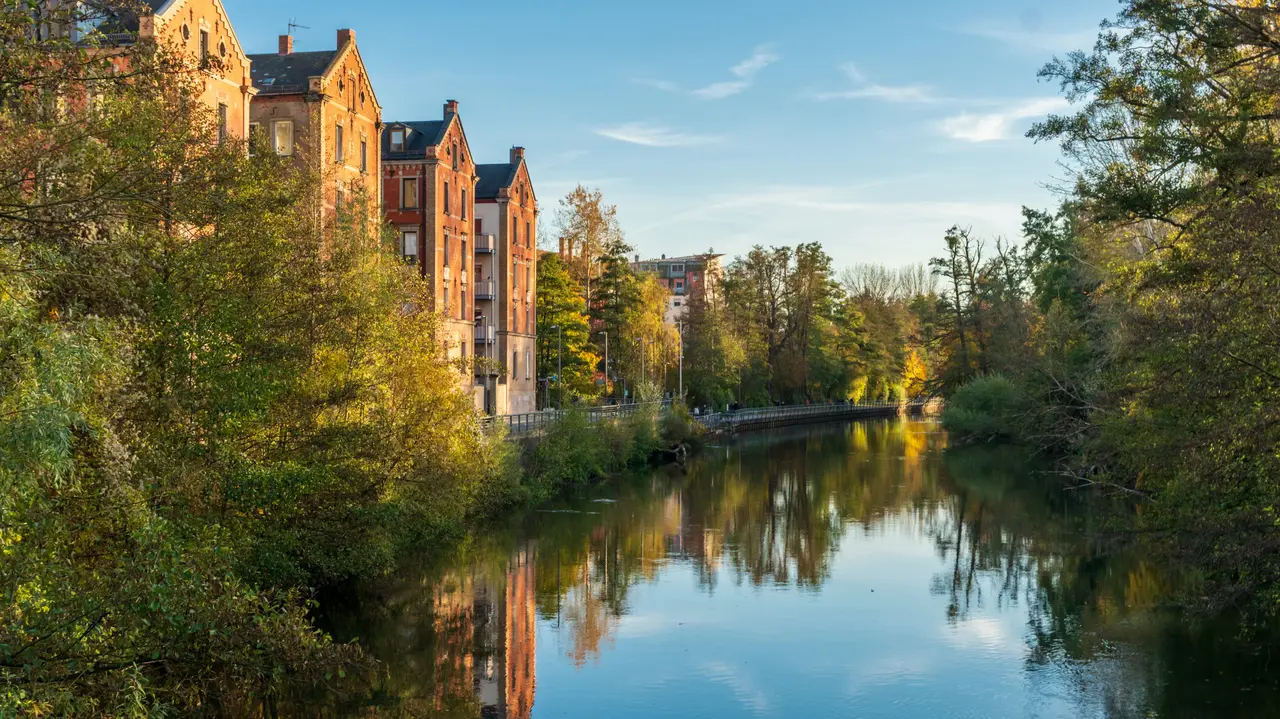 Blick auf die Rednitz mit Kißkalt‘schen Häusern und Uferpromenade