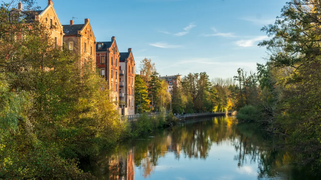 Blick auf die Rednitz mit Kißkalt‘schen Häusern und Uferpromenade