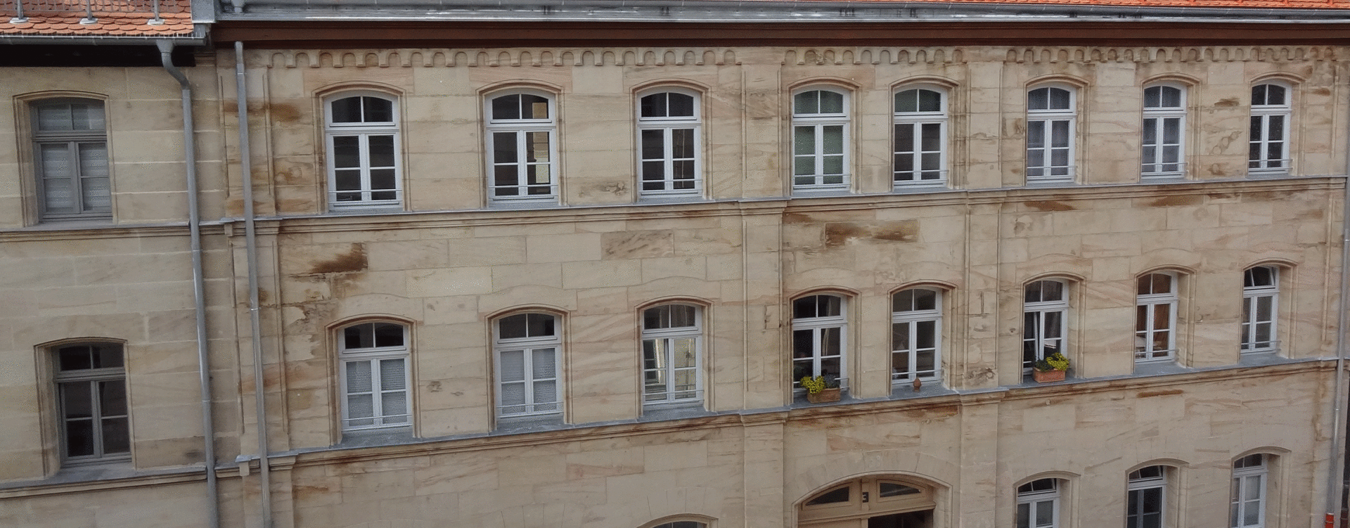 Detailansicht der sanierten Sandsteinfassade in der Rosenstraße 3