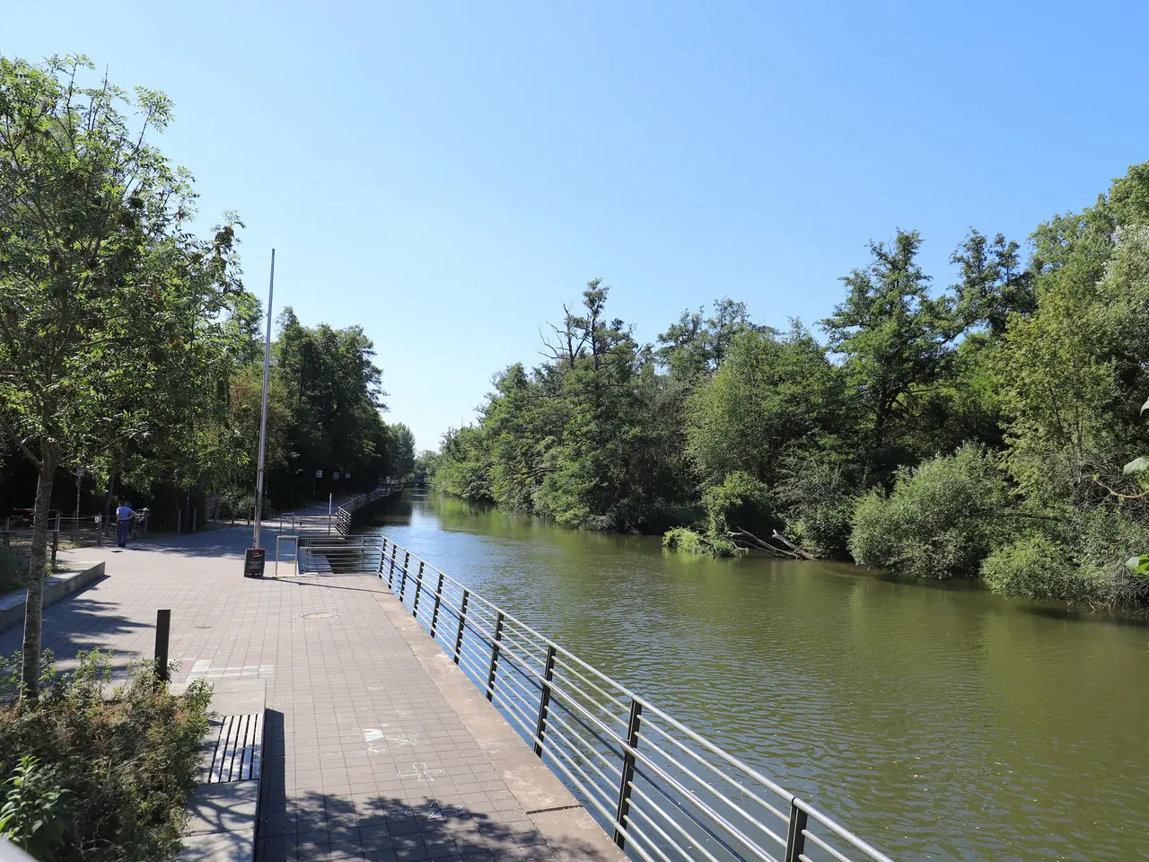 Blick auf die Uferpromenade und die Rednitz am Kulturort Badstraße 8