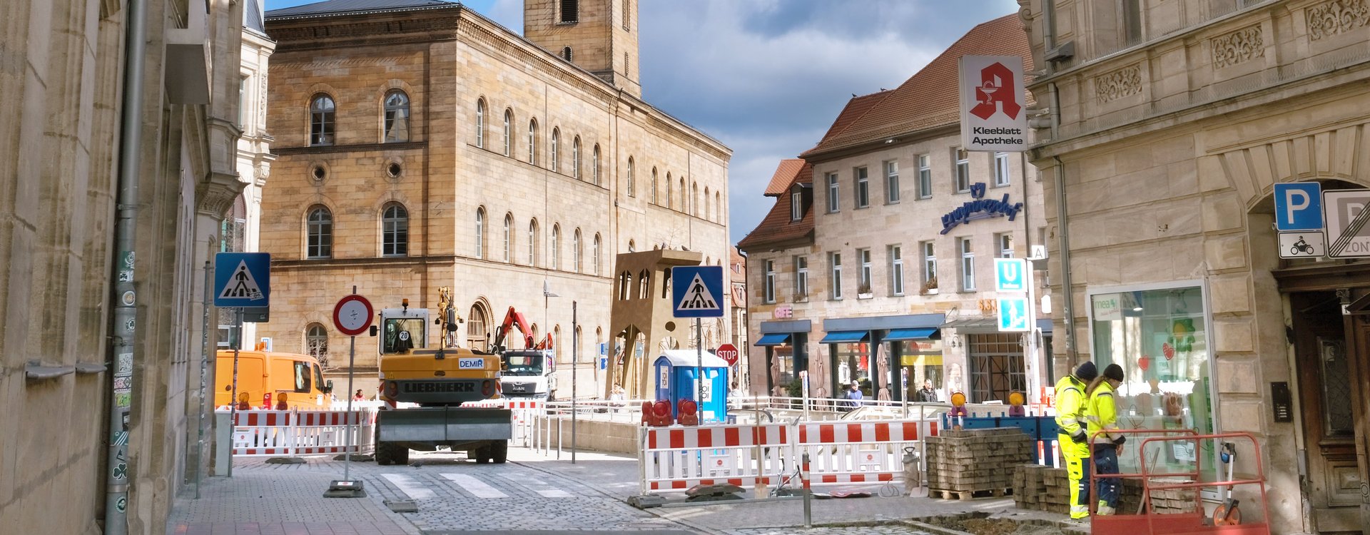 Blick durch die Hirschenstraße aufs Rathaus. Im Vordergrund Tiefbauarbeiten für den Breitbandausbau.