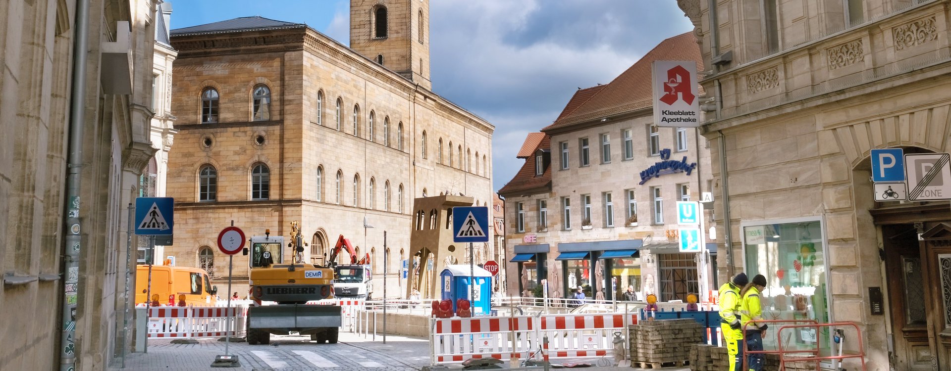 Blick durch die Hirschenstraße aufs Rathaus. Im Vordergrund Tiefbauarbeiten für den Breitbandausbau.