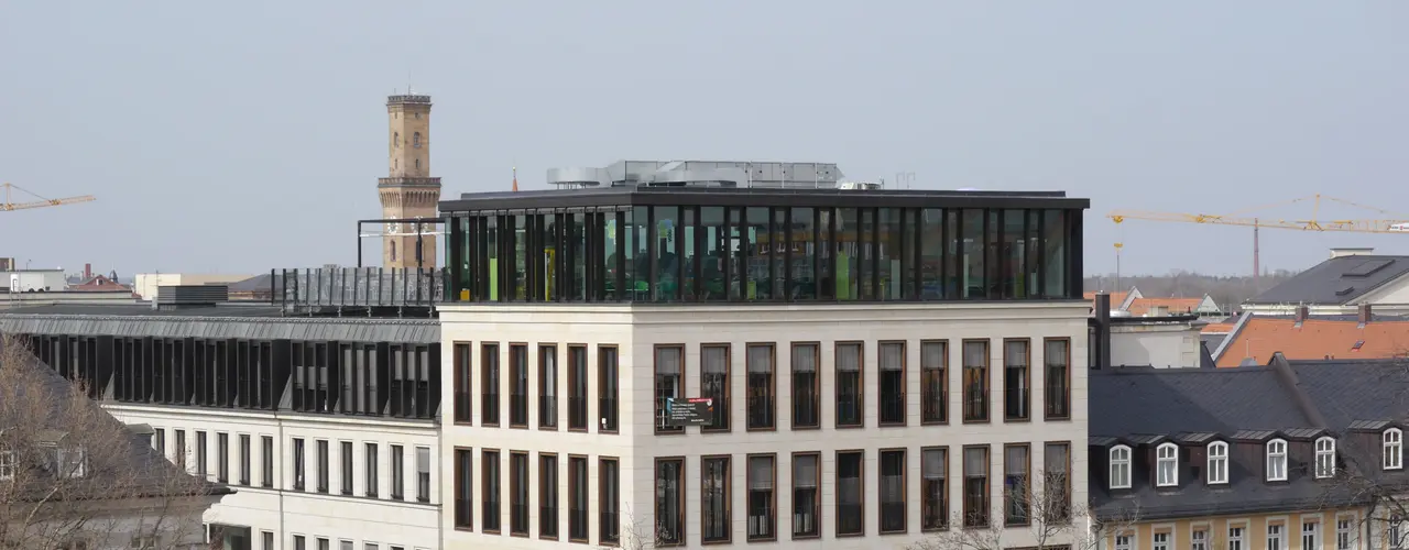 Die Innenstadtbilbliothek mit Rathausturm im Hintergrund