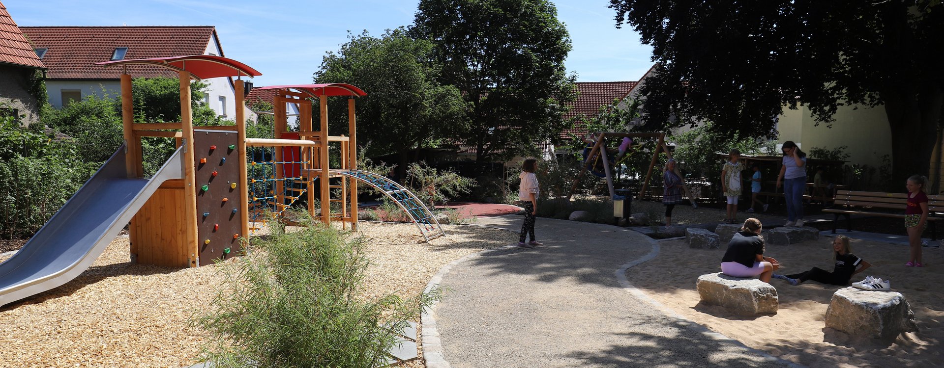 Spielplatz mit Spielgerät an der Vacher Zedernstraße