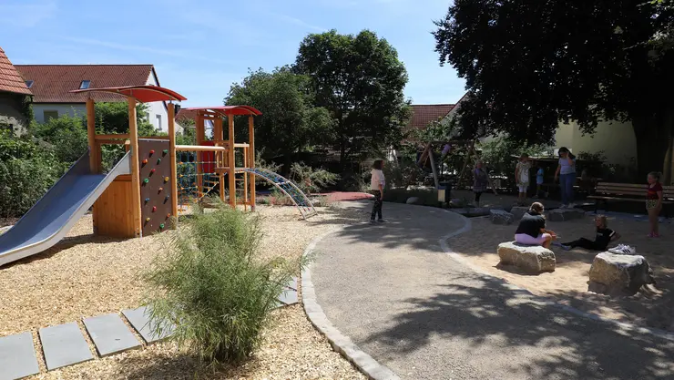 Spielplatz mit Spielgerät an der Vacher Zedernstraße