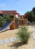 Spielplatz mit Spielgerät an der Vacher Zedernstraße