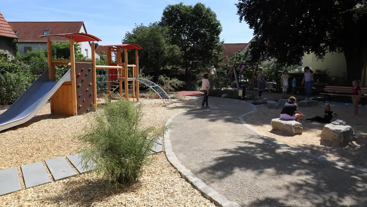 Spielplatz mit Spielgerät an der Vacher Zedernstraße