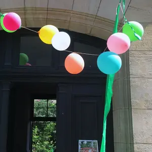 Bunte Luftballons vor einer Einfahrt weisen den Weg zu einem teilnehmenden Hof.