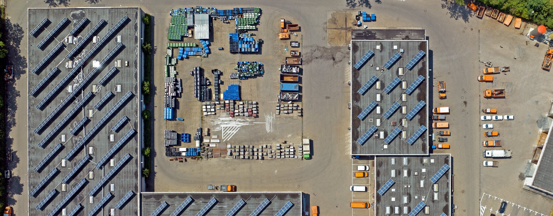 Städtischer Bauhof aus der Luft, etliche Mülltonnen und Container und Fahrzeuge aufgereiht