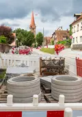 Blick auf die Baustelle in Burgfarrnbach mit zahlreichen Absperrungen. Klick öffnet Bild in größerer Ansicht. 