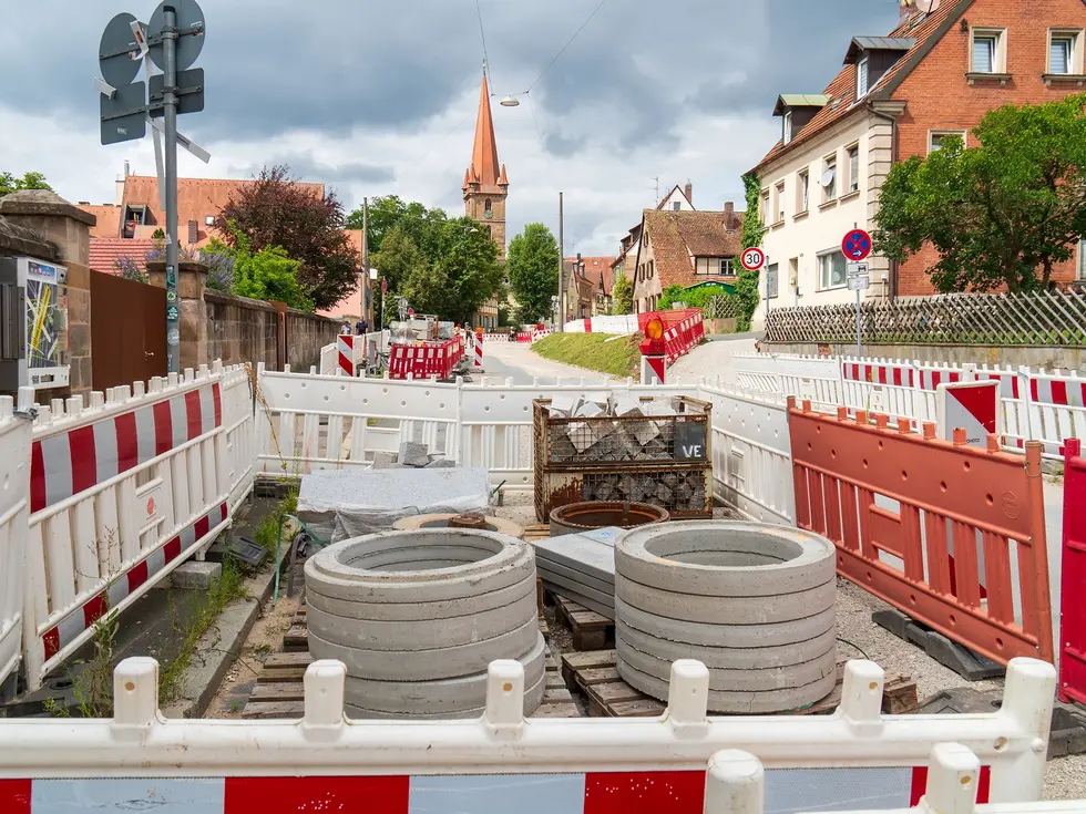 Blick auf die Baustelle in Burgfarrnbach mit zahlreichen Absperrungen. Klick öffnet Bild in größerer Ansicht. 