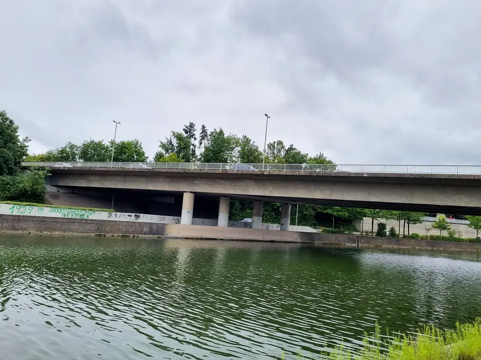 Alternativer Text: Zirndorfer Brücke über den Main-Donau-Kanal; Klick öffnet Bild in größerer Ansicht.